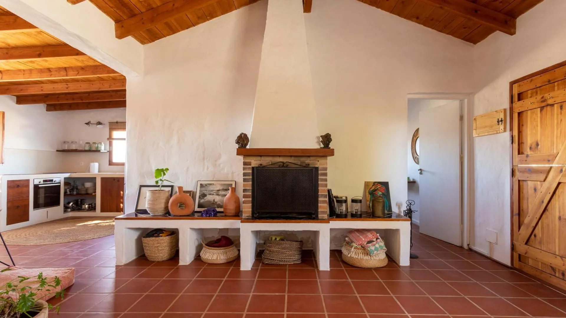 Rustic Chalet With Pool In Lajares Center