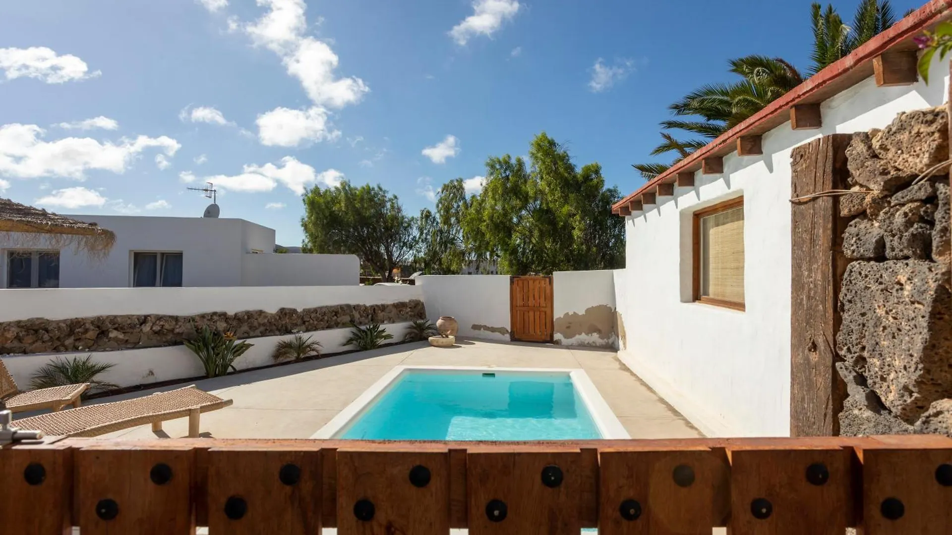 Rustic Chalet With Pool In Lajares Center 0*,